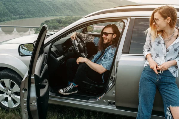 Dois Jovens Moda Hipsters Viajando Divertindo Desfrutando Road Trip Travel — Fotografia de Stock