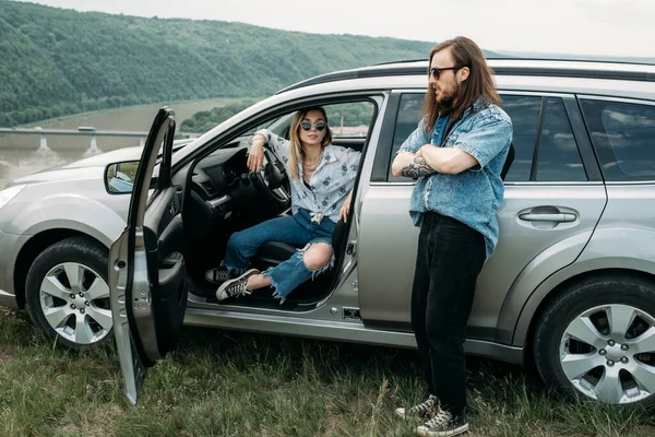 Dos Jóvenes Moda Viaja Hipsters Divertirse Disfrutando Viaje Por Carretera —  Fotos de Stock