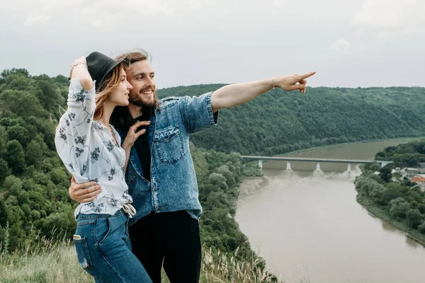 Jovem Casal Moda Viajando Divertindo Topo Colina Aproveitando Pôr Sol — Fotografia de Stock