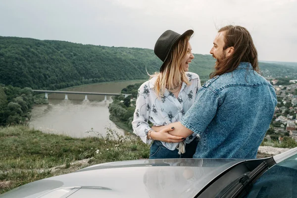 Jeune Couple Voyage Mode Amusant Près Voiture Sommet Colline Voyage — Photo