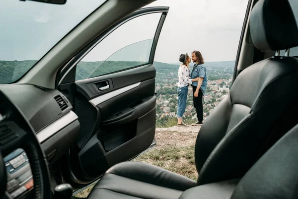 Joven Pareja Viajeros Moda Divirtiéndose Cerca Del Coche Cima Hill —  Fotos de Stock