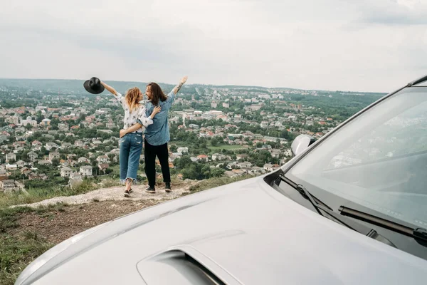 Młoda Modna Para Podróżująca Bawiąca Się Pobliżu Samochodu Szczycie Hill — Zdjęcie stockowe