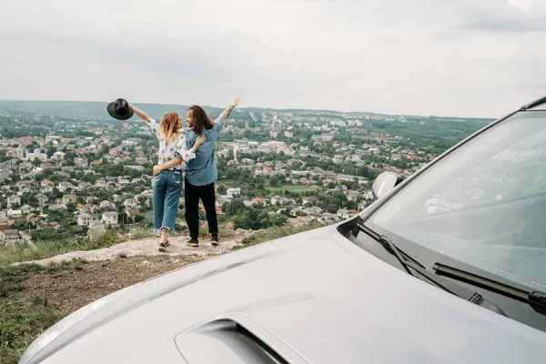 Joven Pareja Viajeros Moda Divirtiéndose Cerca Del Coche Cima Hill —  Fotos de Stock