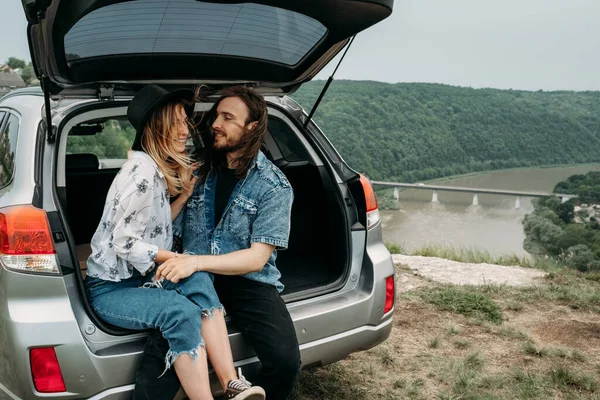 Joven Elegante Viajero Hipsters Divertirse Sentado Maletero Del Coche Cerca — Foto de Stock