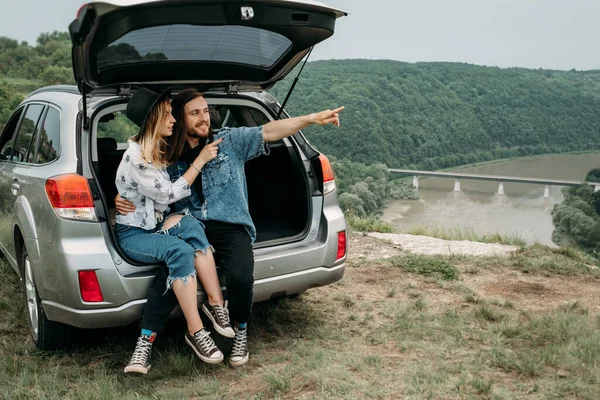 Young Stylish Traveling Hipsters Having Fun Sitting Car Trunk River — Stock Photo, Image