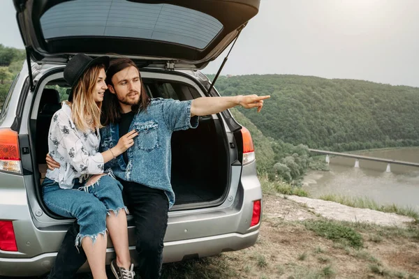 Joven Elegante Viajero Hipsters Divertirse Sentado Maletero Del Coche Cerca —  Fotos de Stock