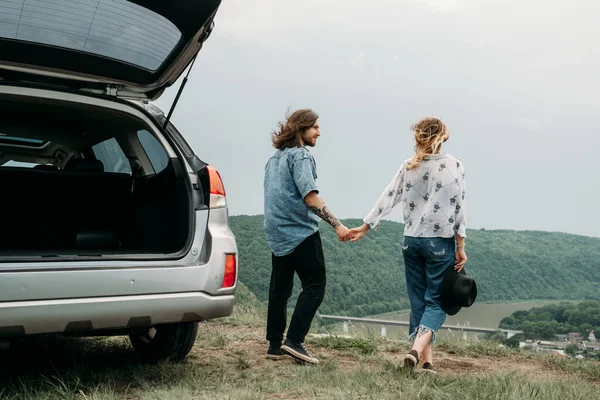 Joven Pareja Viajeros Moda Divirtiéndose Cerca Del Coche Cima Hill —  Fotos de Stock