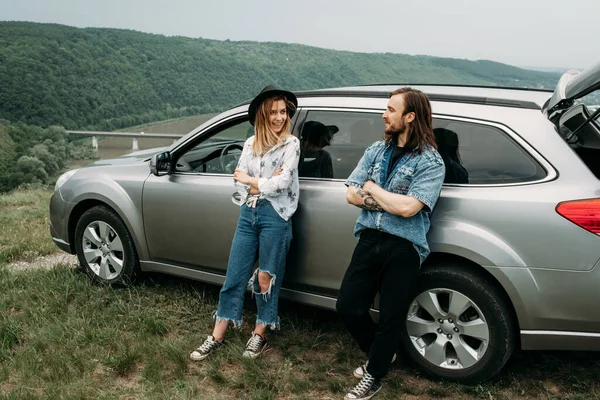 Jeune Couple Voyage Mode Amusant Près Voiture Sommet Colline Voyage — Photo