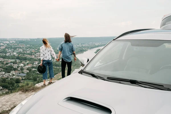 Joven Pareja Viajeros Moda Divirtiéndose Cerca Del Coche Cima Hill —  Fotos de Stock