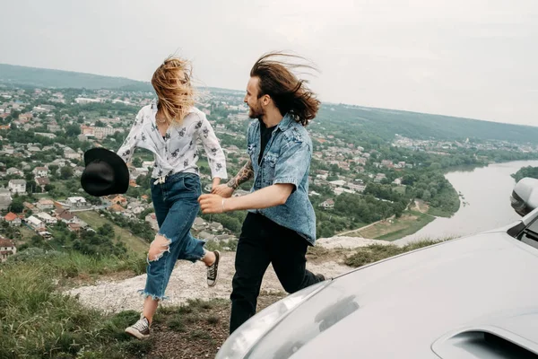 Młoda Modna Para Podróżująca Bawiąca Się Pobliżu Samochodu Szczycie Hill — Zdjęcie stockowe