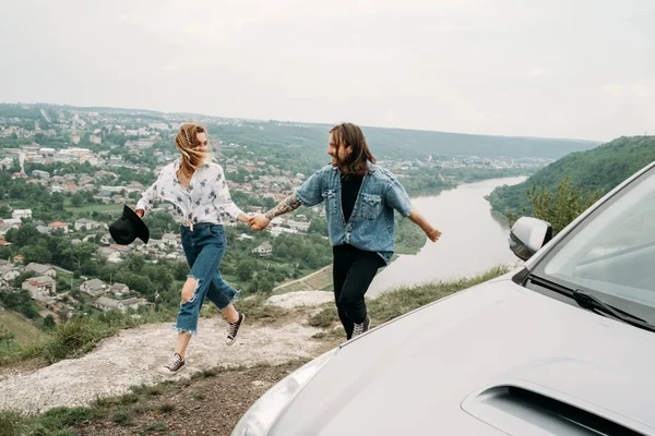 Joven Pareja Viajeros Moda Divirtiéndose Cerca Del Coche Cima Hill —  Fotos de Stock