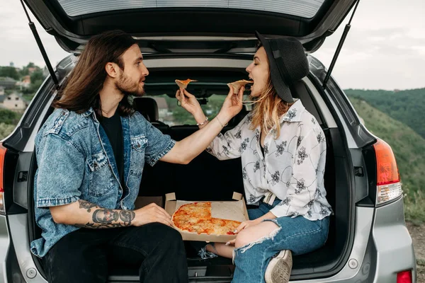 Joven Elegante Viaja Hipsters Divirtiéndose Sentado Maletero Del Coche Comiendo —  Fotos de Stock