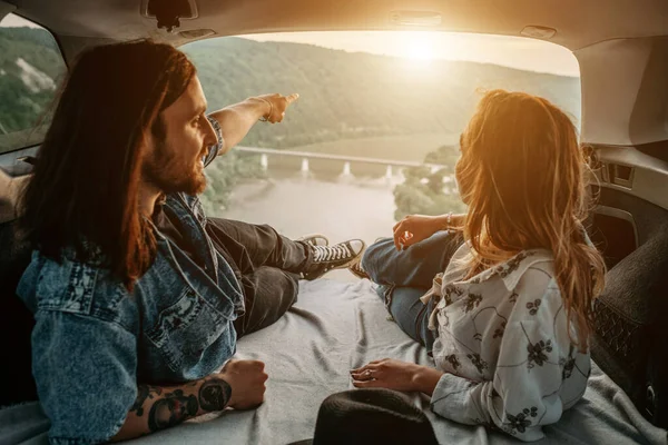 Blick Durch Den Kofferraum Junge Trendy Reisende Hipster Haben Spaß — Stockfoto