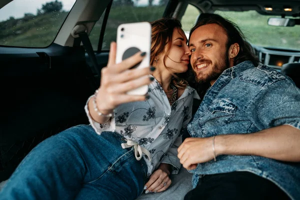 Modern Arabada Oturup Selfie Seyahat Yolculuk Konsepti Yaparak Eğlenen Genç — Stok fotoğraf