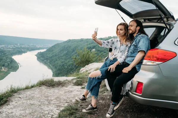 Young Stylish Traveling Couple Having Fun Sitting Modern Car Making — Stock Photo, Image