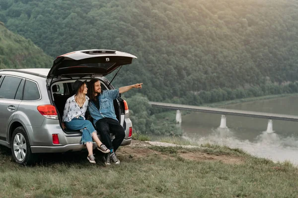 Jovens Hipsters Viajantes Elegantes Divertindo Sentados Tronco Carro Perto Rio — Fotografia de Stock