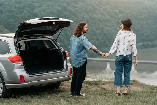 Joven Pareja Viajeros Moda Divirtiéndose Cerca Del Coche Cima Hill —  Fotos de Stock