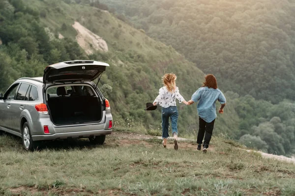 Joven Pareja Viajeros Moda Divirtiéndose Cerca Del Coche Cima Hill —  Fotos de Stock