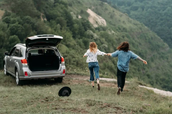 Joven Pareja Viajeros Moda Divirtiéndose Cerca Del Coche Cima Hill —  Fotos de Stock