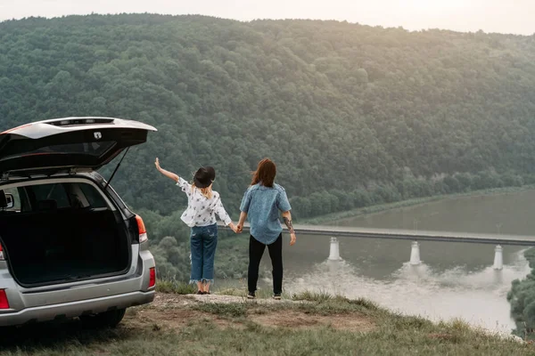 Jeune Couple Voyage Mode Amusant Près Voiture Sommet Colline Voyage — Photo