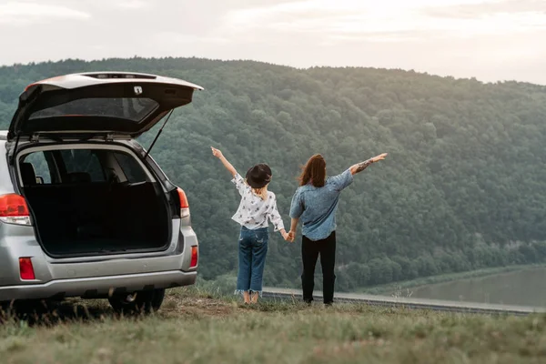 Young Trendy Traveling Couple Having Fun Car Top Hill Travel — Stok Foto