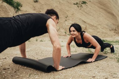 İki Siyah Spor Giyimi Sporcusu Açık Hava Sağlıklı Yaşam Tarzı ve Açık Hava Spor Konsepti