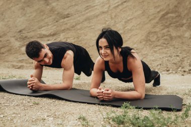 İki Siyah Spor Giyimi Sporcusu Açık Hava Sağlıklı Yaşam Tarzı ve Açık Hava Spor Konsepti