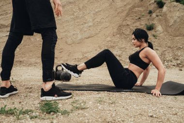 İki Siyah Spor Giyimi Sporcusu Açık Hava Sağlıklı Yaşam Tarzı ve Açık Hava Spor Konsepti