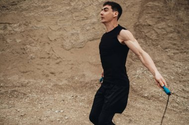 Siyah Spor Giyim Eğitiminde Atletik Adam Açık Hava Sağlıklı Yaşam Tarzı ve Açık Hava Spor Konsepti