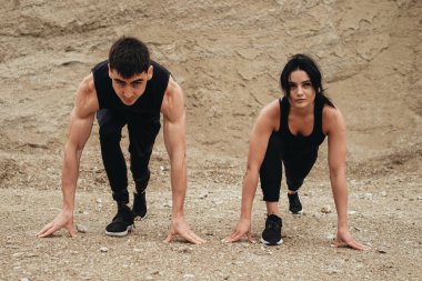 İki Siyah Spor Giyimi Sporcusu Açık Hava Sağlıklı Yaşam Tarzı ve Açık Hava Spor Konsepti