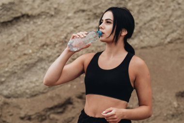 Siyah Spor Giyimli Genç Atletik Kız Su İçiyor Sağlıklı Yaşam Tarzı ve Açık Hava Spor Konsepti