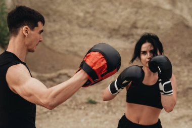 Siyah Spor Giyim Eğitiminde İki Boksör Açık Hava Sağlıklı Yaşam Tarzı ve Açık Hava Spor Konsepti