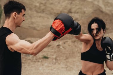 Siyah Spor Giyim Eğitiminde İki Boksör Açık Hava Sağlıklı Yaşam Tarzı ve Açık Hava Spor Konsepti