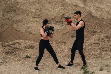 Siyah Spor Giyim Eğitiminde İki Boksör Açık Hava Sağlıklı Yaşam Tarzı ve Açık Hava Spor Konsepti