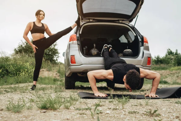 Twee Atleten Zwarte Sportkleding Training Samen Open Lucht Gezonde Lifestyle — Stockfoto