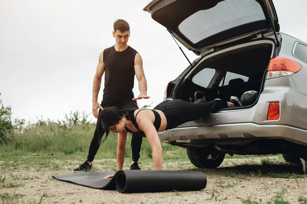 Twee Atleten Zwarte Sportkleding Training Samen Open Lucht Gezonde Lifestyle — Stockfoto