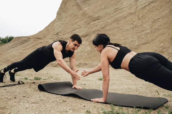 Dos Atletas Ropa Deportiva Negra Entrenando Juntos Aire Libre Estilo — Foto de Stock