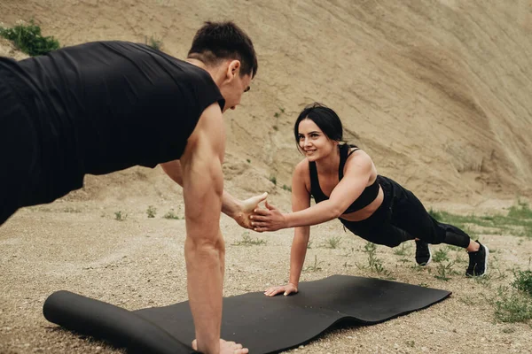 Twee Atleten Zwarte Sportkleding Training Samen Open Lucht Gezonde Lifestyle — Stockfoto