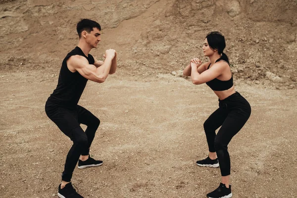 Dos Atletas Ropa Deportiva Negra Entrenando Juntos Aire Libre Estilo — Foto de Stock