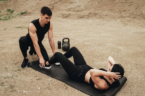 Twee Atleten Zwarte Sportkleding Training Samen Open Lucht Gezonde Lifestyle — Stockfoto