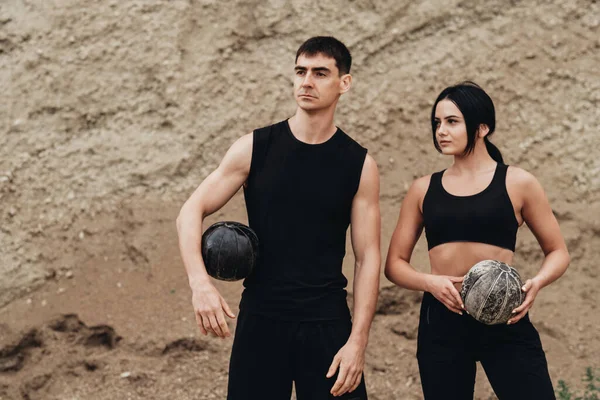 黒のスポーツウェアを身に着けている2人のアスリートオープンエアの健康的なライフスタイルと屋外トレーニングコンセプト — ストック写真