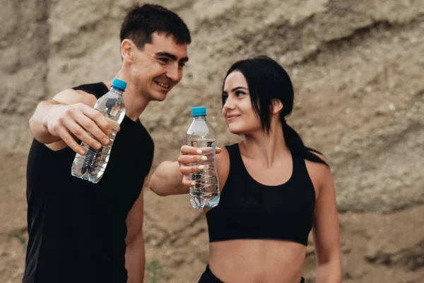 Twee Atleten Zwarte Sportkleding Drinken Waterfles Gezonde Lifestyle Outdoor Workout — Stockfoto