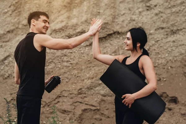 Twee Atleten Zwarte Sportkleding Geven High Five Training Samen Gezonde — Stockfoto