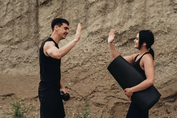 Dois Atletas Preto Sportswear Dando Alta Cinco Depois Treinar Juntos — Fotografia de Stock