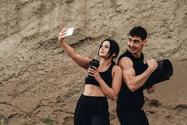 Dois Atletas Black Sportswear Fazendo Selfie Smartphone Depois Treinar Juntos — Fotografia de Stock