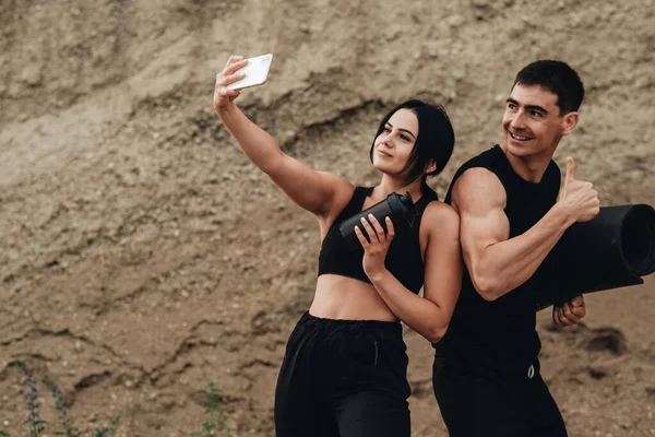 Twee Atleten Zwarte Sportkleding Selfie Doen Smartphone Training Samen Openlucht — Stockfoto