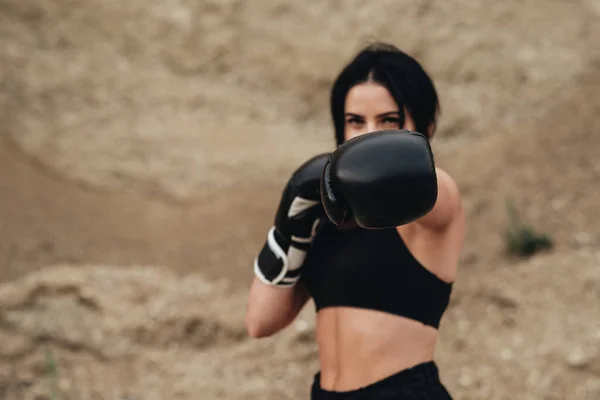 Atlético Joven Adulto Boxeador Chica Negro Ropa Deporte Entrenamiento Aire — Foto de Stock