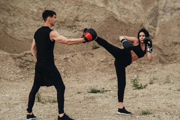 Dos Boxeadores Ropa Deportiva Negra Entrenando Juntos Aire Libre Estilo — Foto de Stock