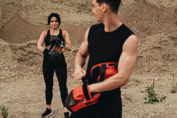 Dos Boxeadores Ropa Deportiva Negra Entrenando Juntos Aire Libre Estilo — Foto de Stock