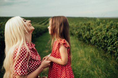 Genç Anne, Kırmızı Polka Dot Elbisesi Giymiş Küçük Kızıyla Şehrin Dışında Eğleniyor, Annelik ve Çocukluk Konsepti
